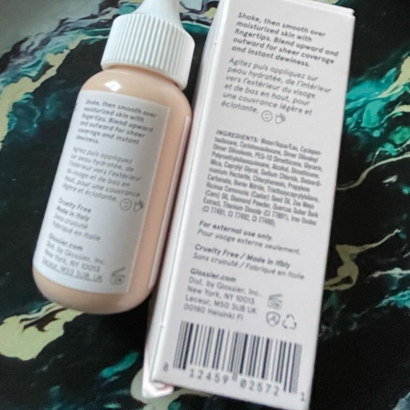 NIB Glossier Perfecting Skin Tint in G11 - Picture 2 of 9